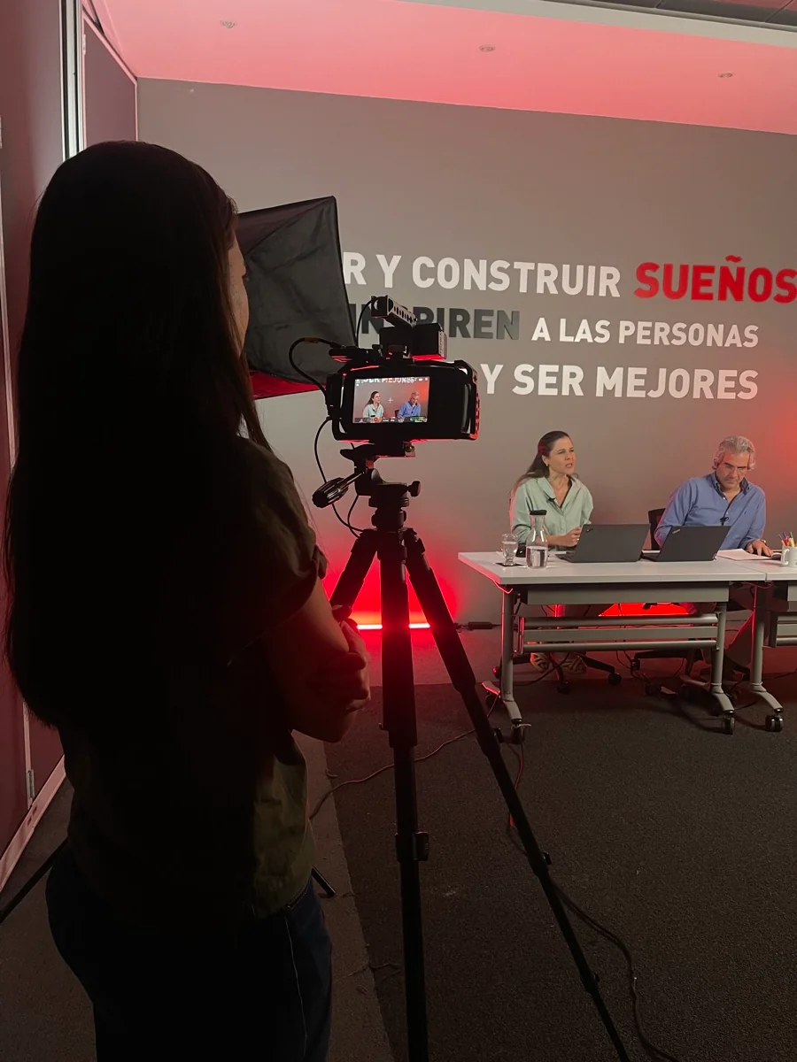 Cámara grabando una entrevista en un set