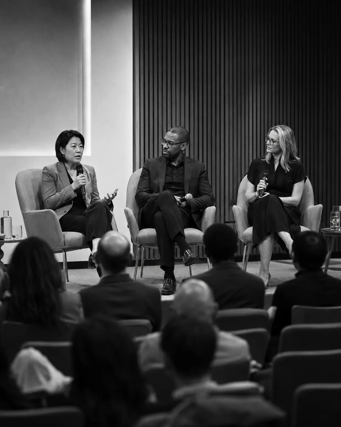 Panelistas conversando en un foro profesional