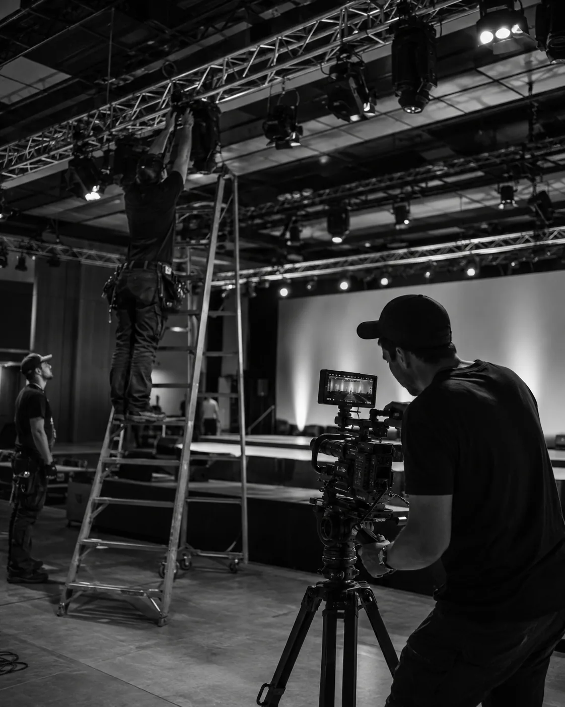 Equipo técnico preparando la producción audiovisual de un evento
