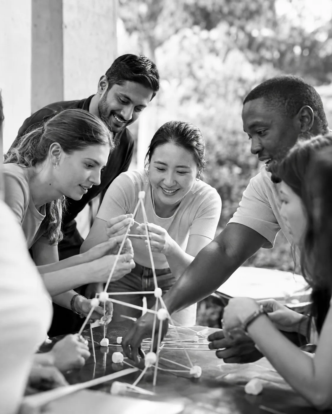 Equipo corporativo colaborando en una actividad de team building