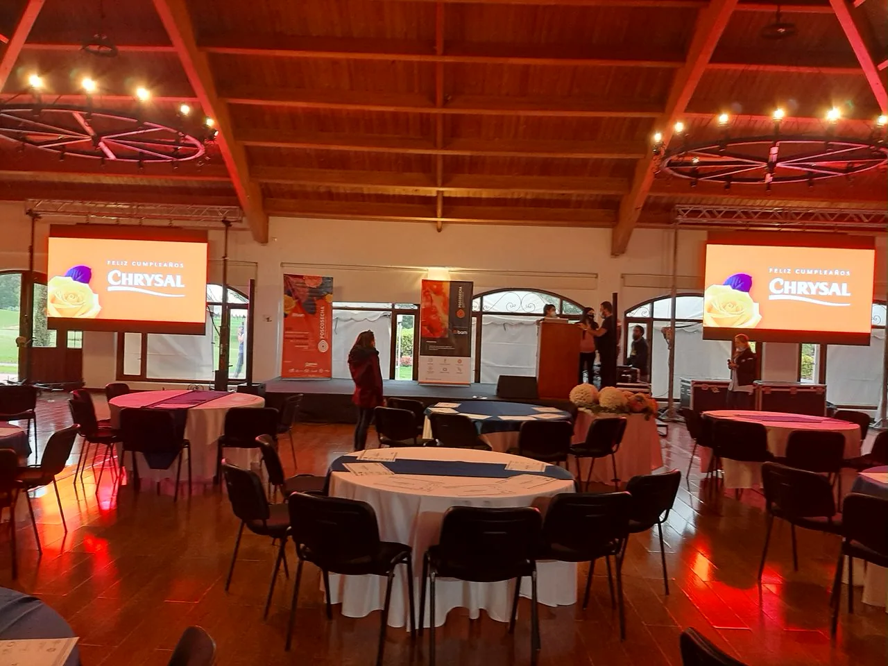Escenario con pantallas LED e iluminación durante un evento