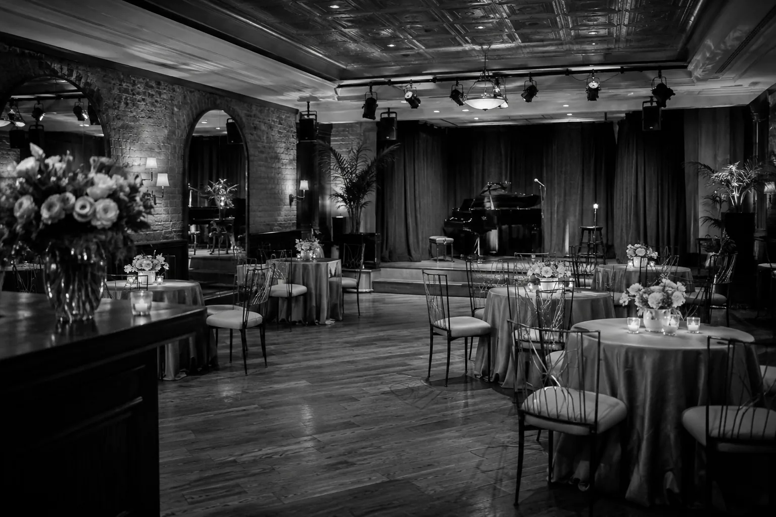 Salón íntimo preparado para un evento de aproximadamente 80 personas