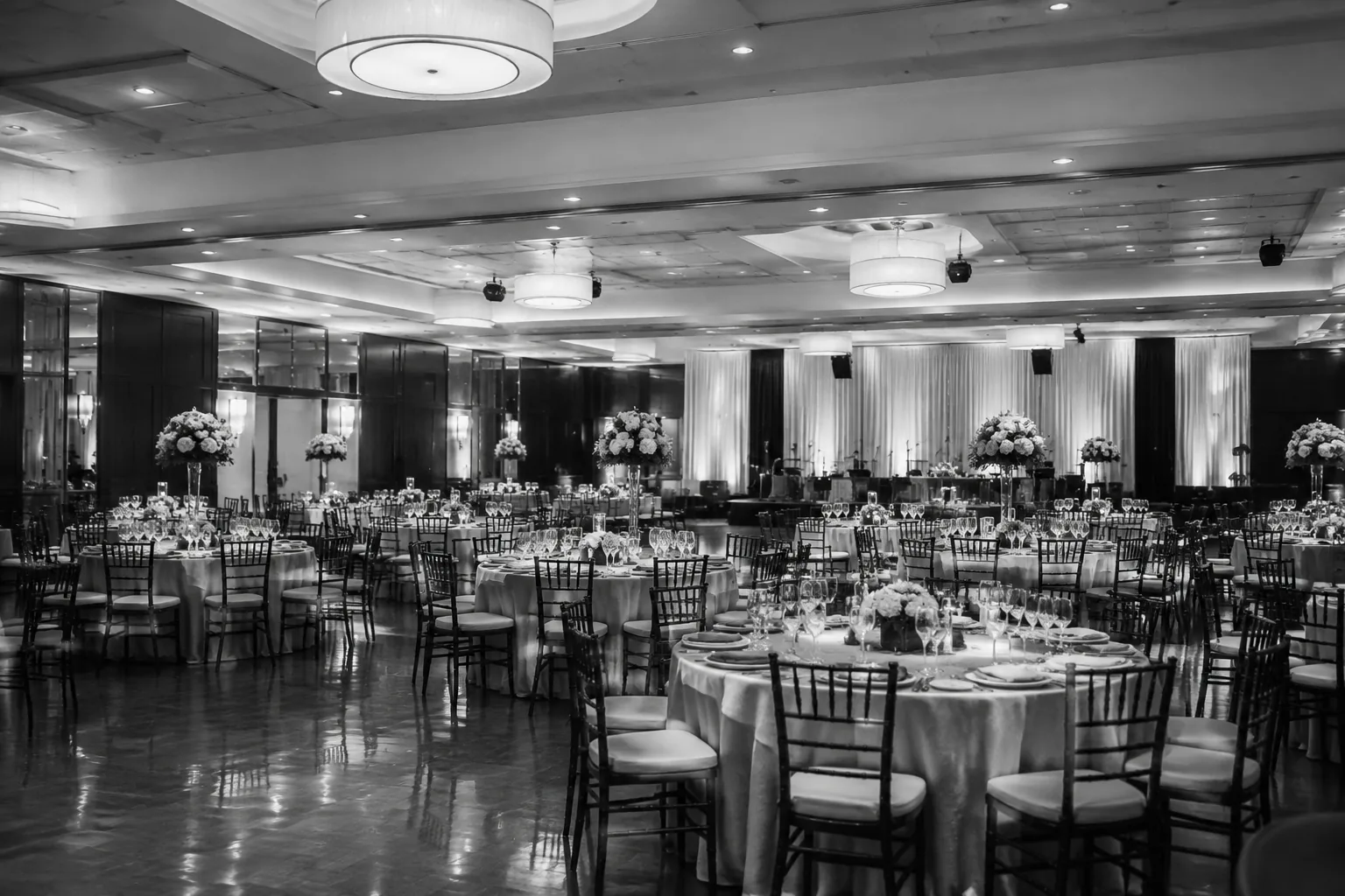 Salón de eventos con mesas para aproximadamente 250 personas