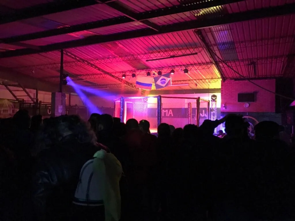 Escenario iluminado durante una producción de evento